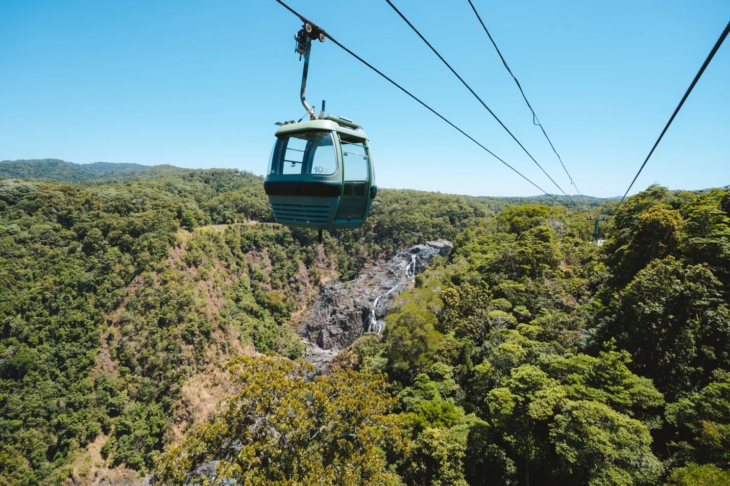 Glide-above-the-rainforest-canopy-in-Skyrail
