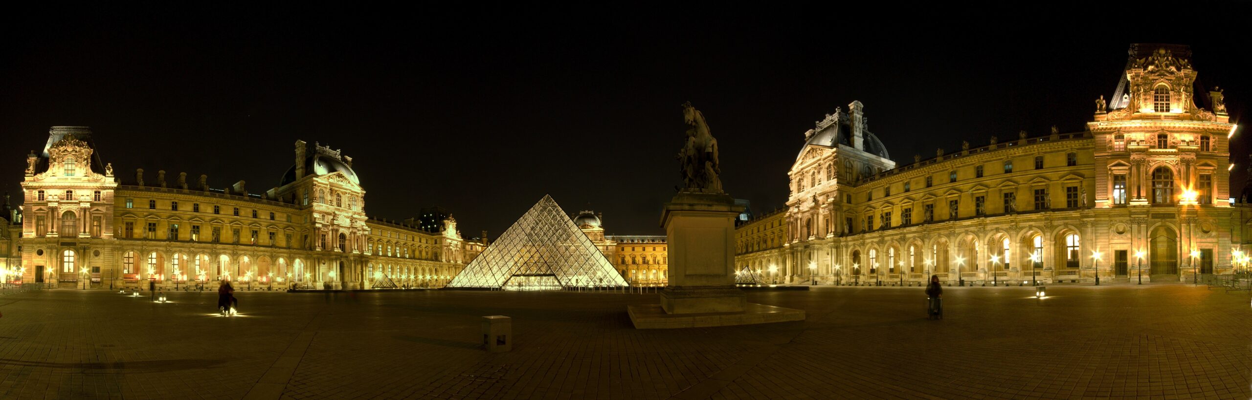 Louvre_museum_by_night_panorama