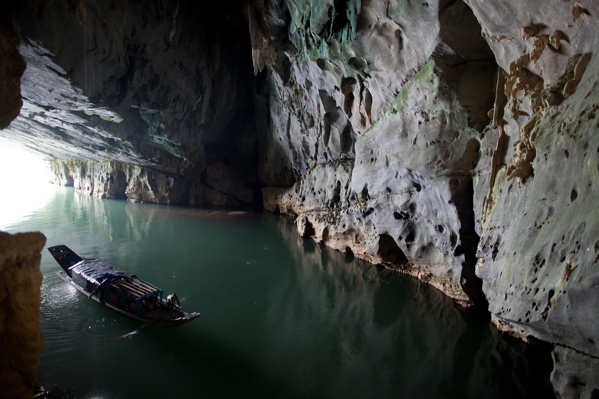 Phong_Nha_cave_entrance